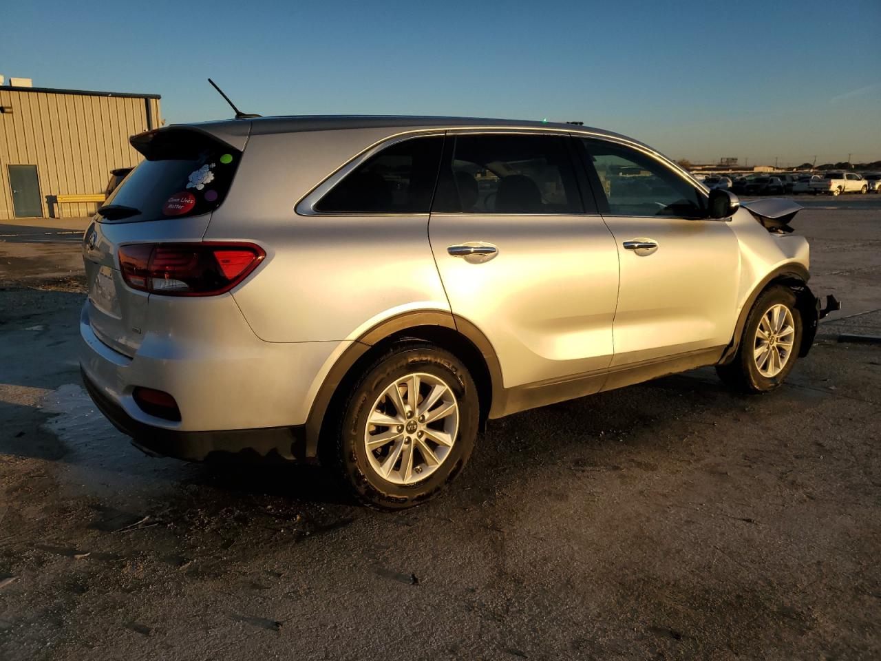 2020 KIA Sorento VIN 5XYPG4A31LG623006 Copart auction photo, front end / minor dent/scratches damage thumbnail 3