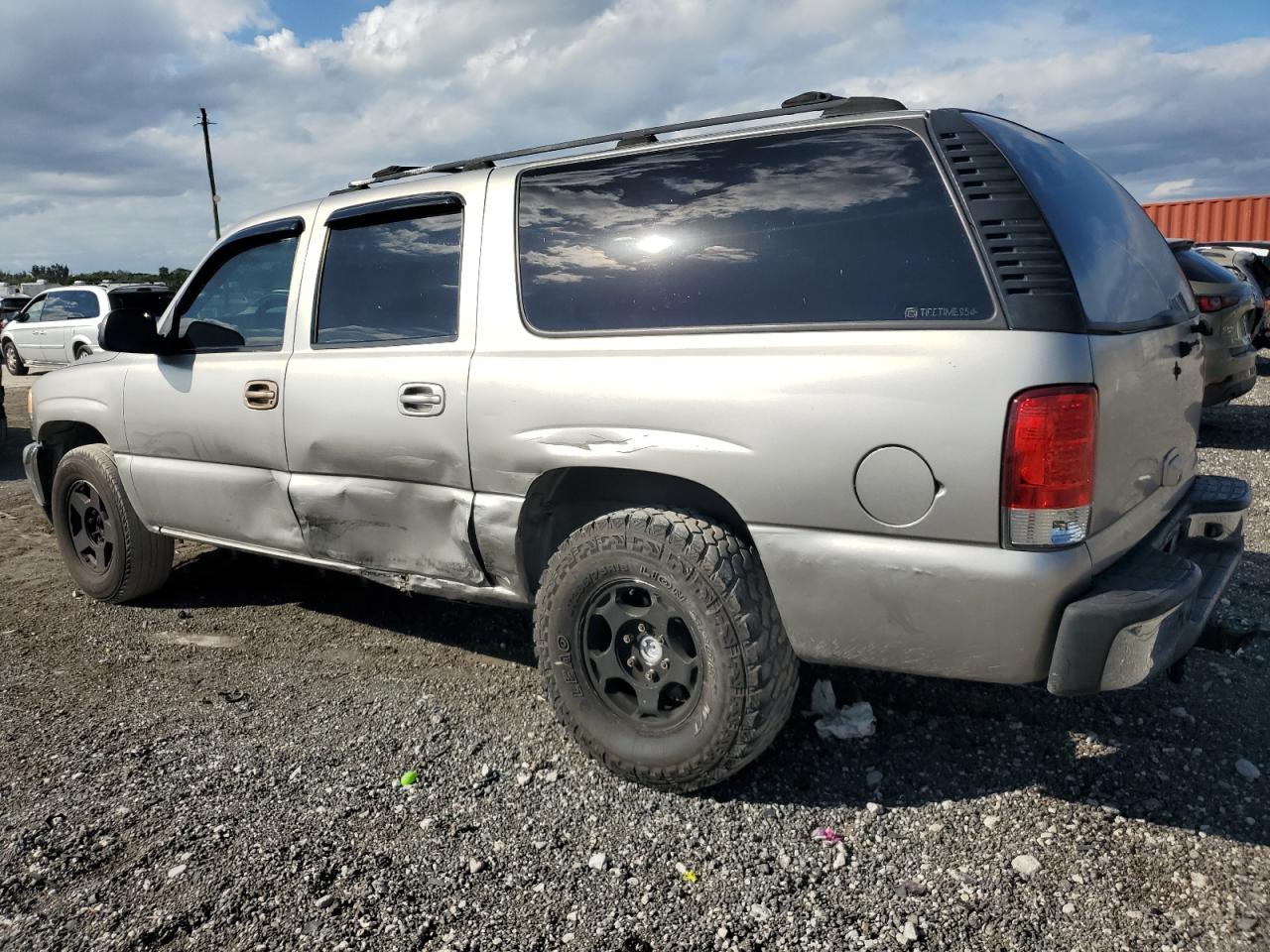2000 GMC Yukon VIN 3GKEC16T5YG169057 Copart auction photo, side / rear end damage thumbnail 2