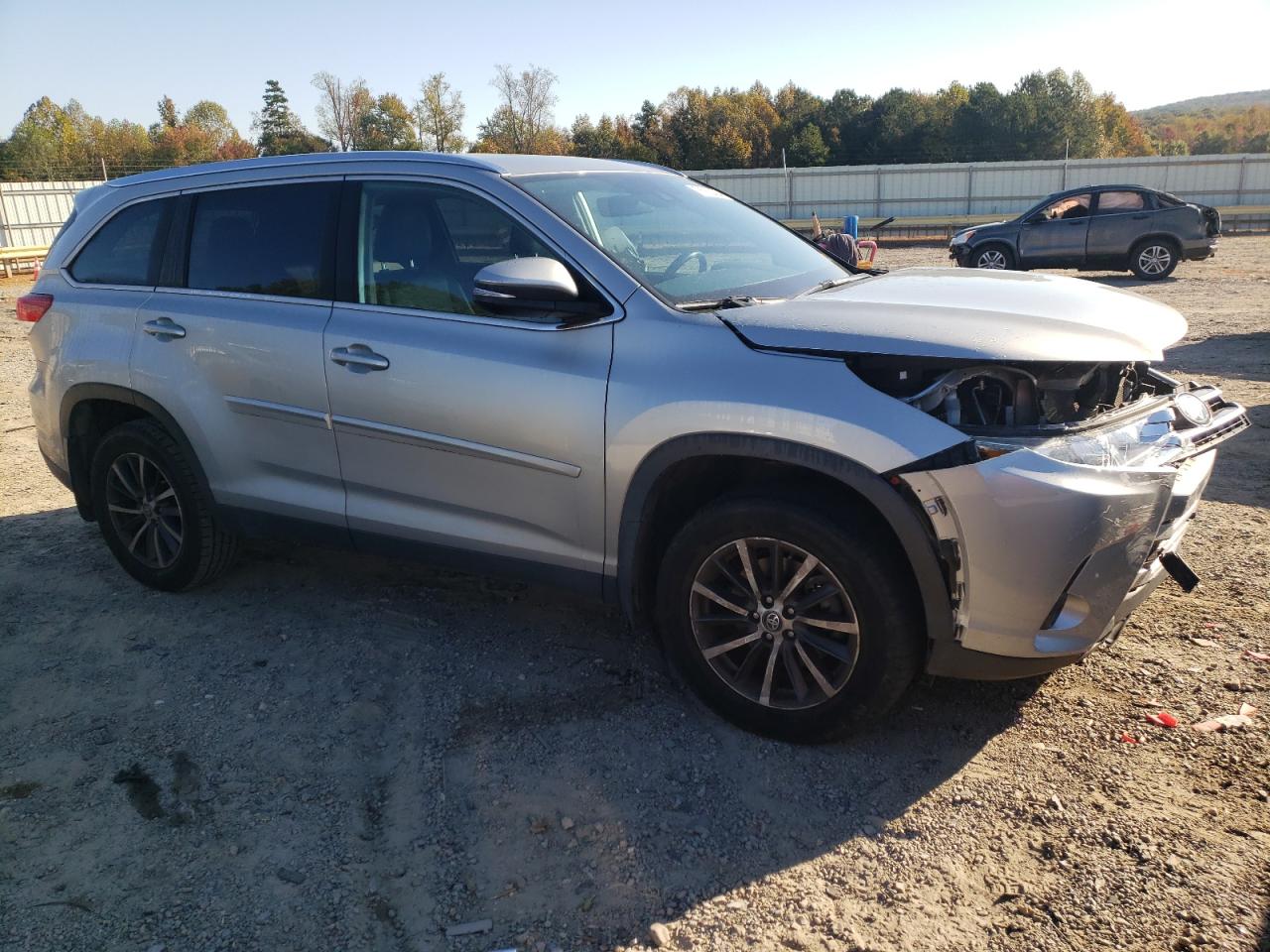 2019 Toyota Highlander VIN 5TDJZRFH7KS628410 Copart auction photo, front end damage thumbnail 4