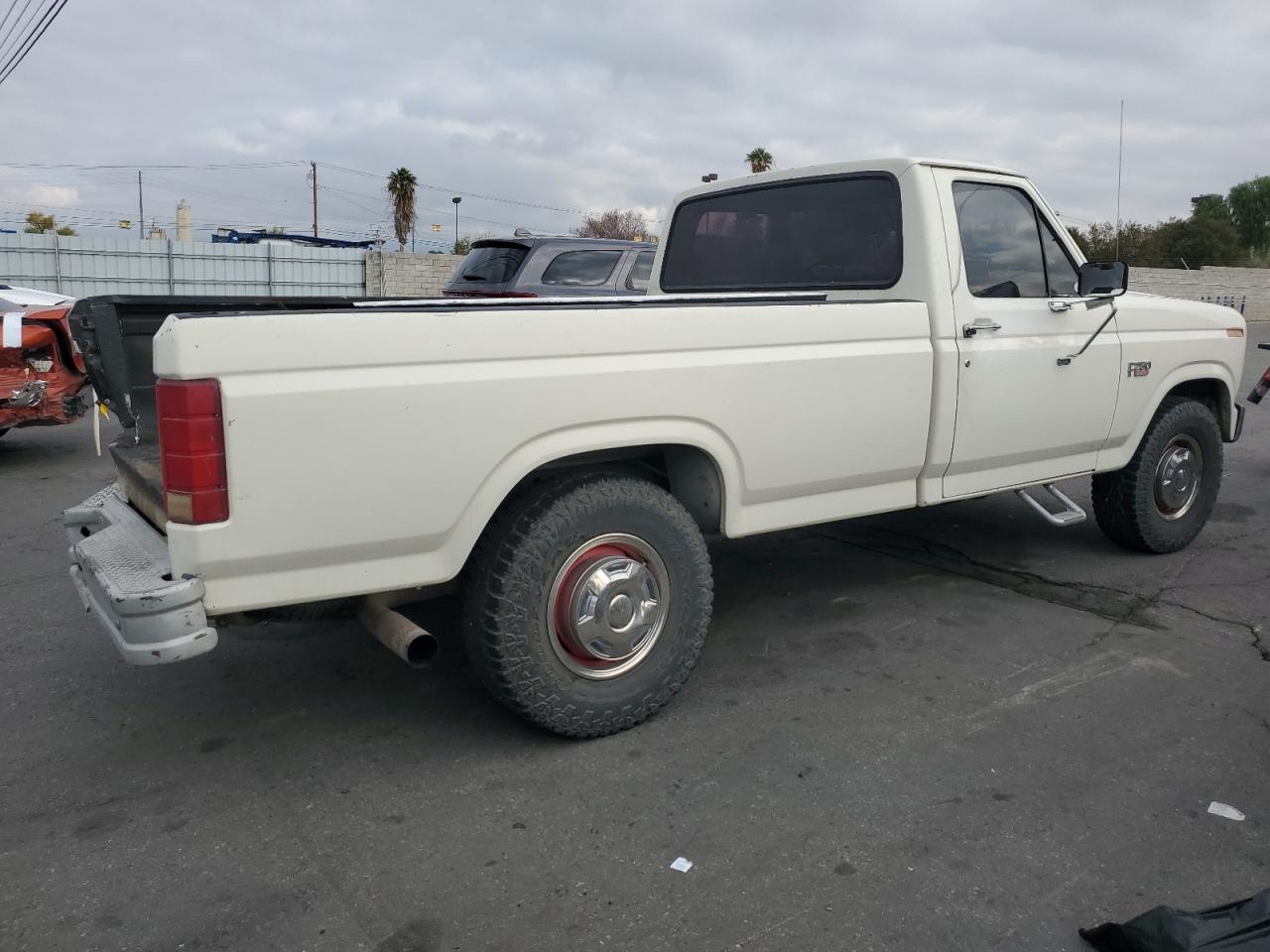 1986 Ford F250 VIN 1FTHF25LXGPB85112 Copart auction photo, rear end damage thumbnail 3