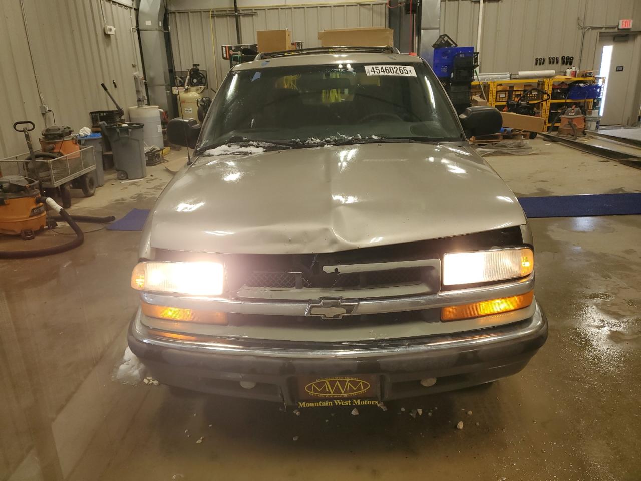 2001 Chevrolet Blazer VIN 1GNCT18WX1K102325 Copart auction photo, front end damage thumbnail 5