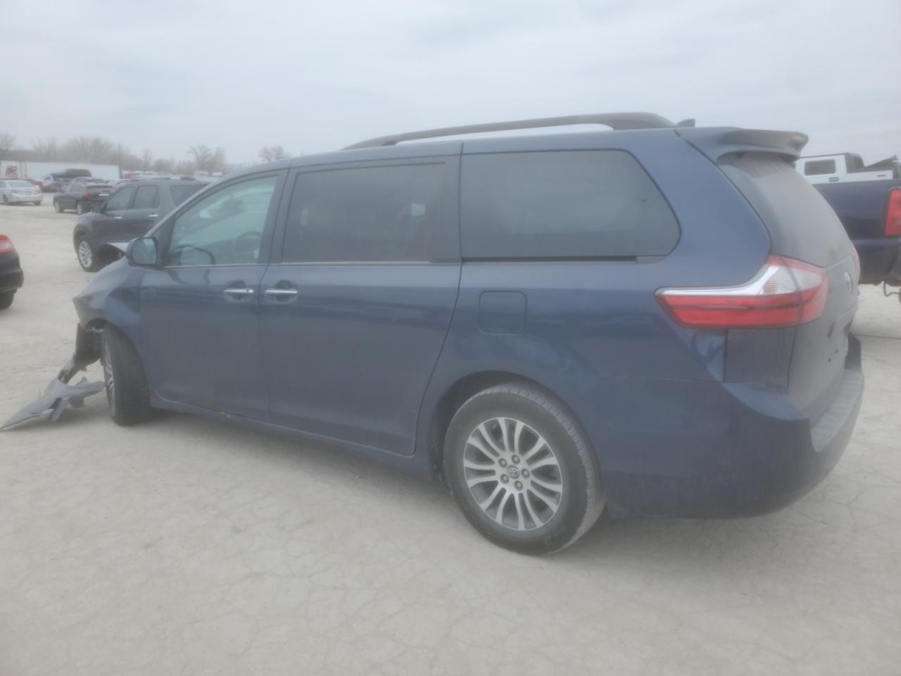 2018 Toyota Sienna VIN 5TDYZ3DC1JS958089 Copart auction photo, front end damage thumbnail 2