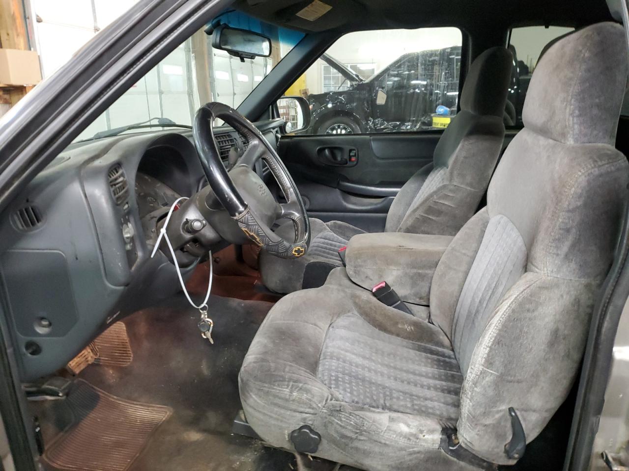 2001 Chevrolet S-10 Pickup VIN 1GCCS195318188186 Copart auction photo, front end / side damage thumbnail 7