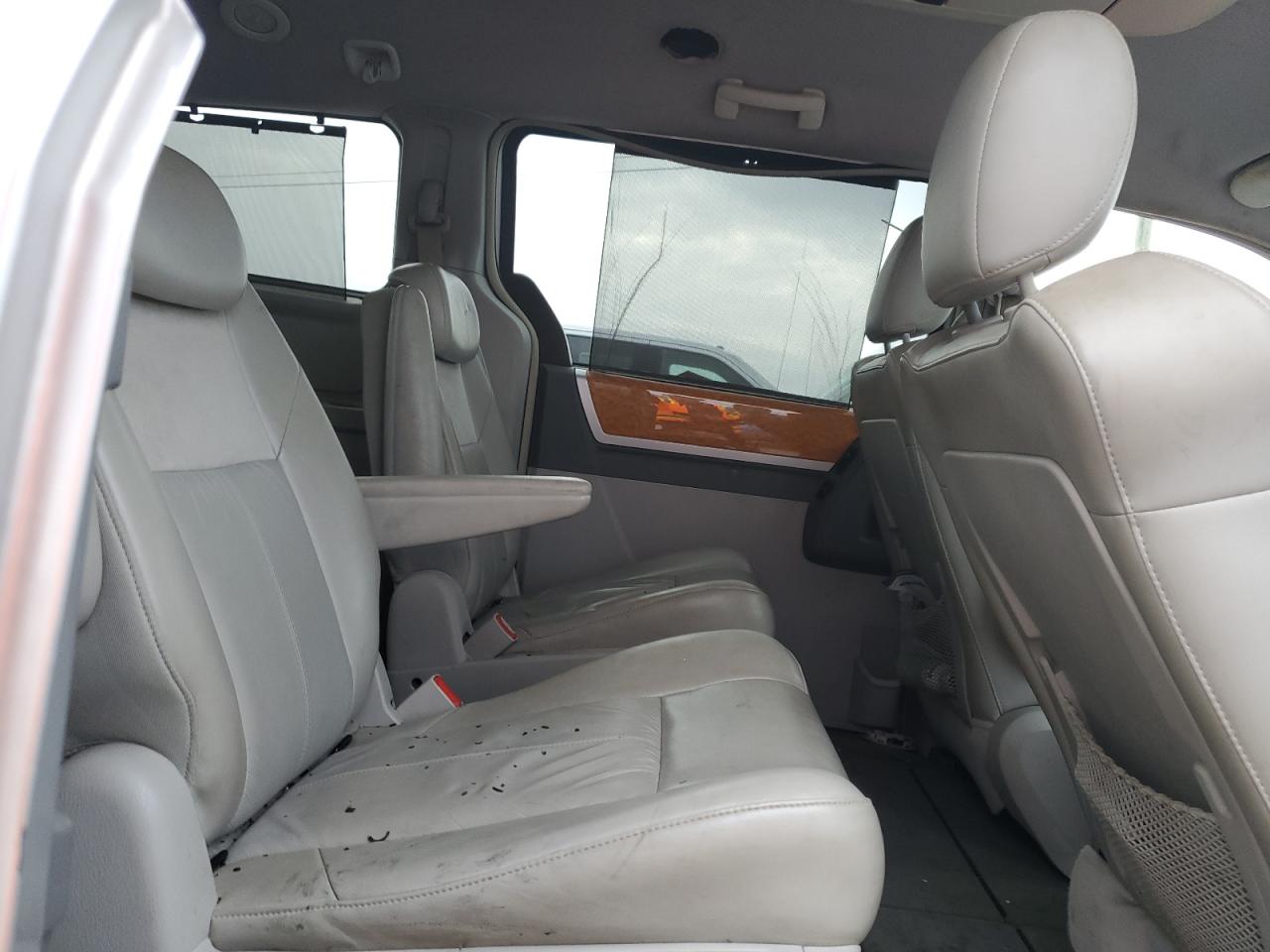 2010 Chrysler Town & Country VIN 2A4RR6DX0AR215399 Copart auction photo, front end / side damage thumbnail 11