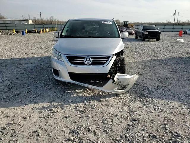 2010 Volkswagen Routan VIN 2V4RW3D17AR184585 Copart auction photo, front end / minor dent/scratches damage thumbnail 12