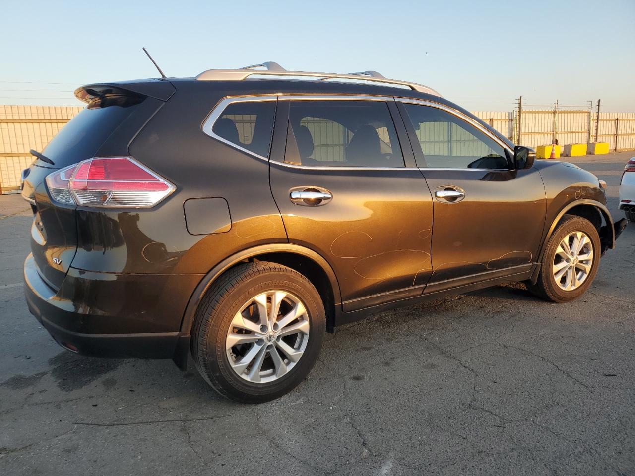 2015 Nissan Rogue VIN 5N1AT2MT5FC827927 Copart auction photo, front end damage thumbnail 3