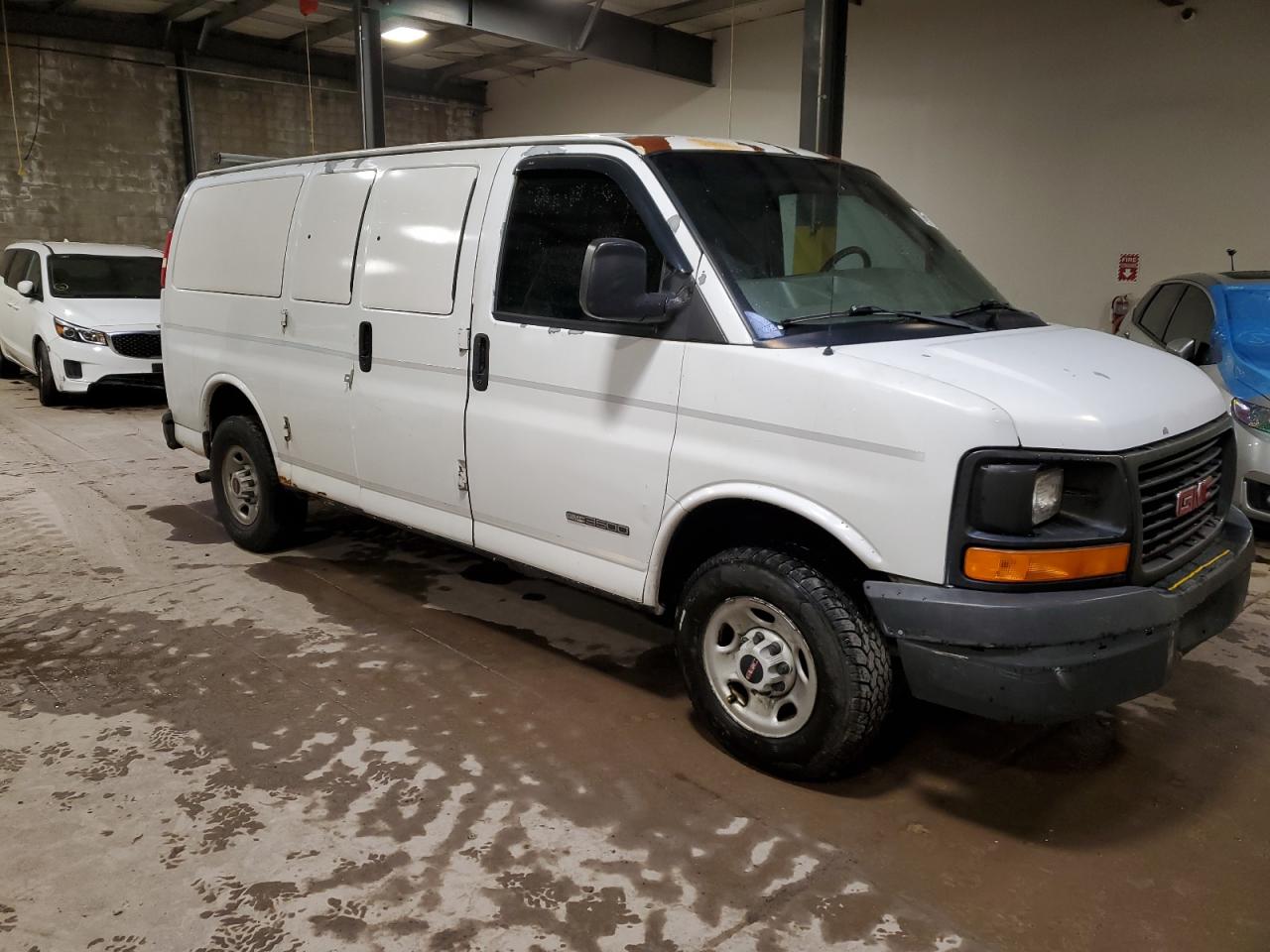 2004 GMC Savana VIN 1GTHG35U841212916 Copart auction photo, front end / side damage thumbnail 4