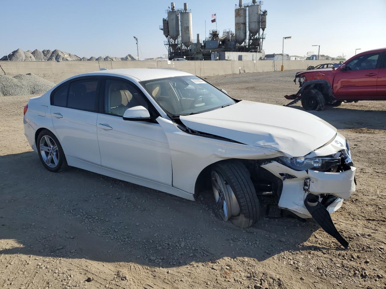 2015 BMW 3er VIN WBA3B1G55FNT07767 Copart auction photo, front end / minor dent/scratches damage thumbnail 4