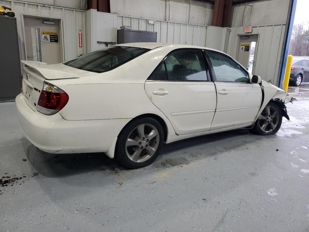 2005 Toyota Camry VIN 4T1BA32K05U506090 Copart auction photo, front end / undercarriage damage thumbnail 3