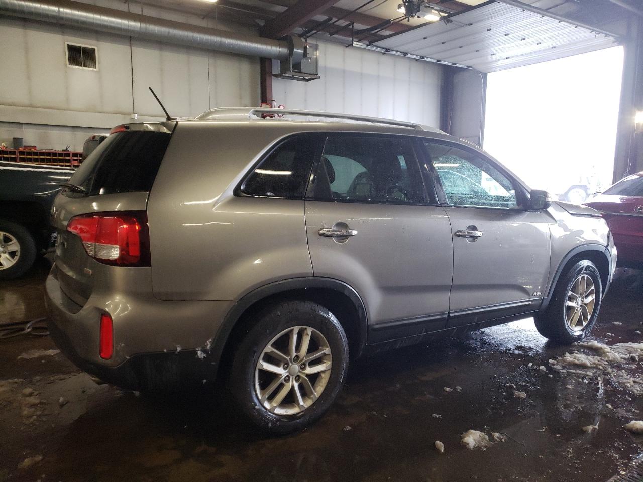 2015 KIA Sorento VIN 5XYKTDA63FG637736 Copart auction photo, front end / minor dent/scratches damage thumbnail 3