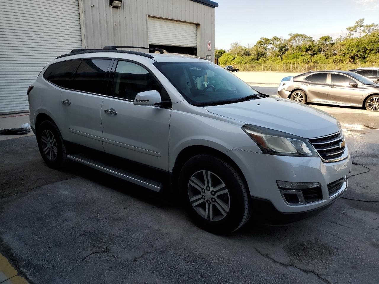 2017 Chevrolet Traverse VIN 1GNKRGKD9HJ168417 Copart auction photo, front end / rear end damage thumbnail 4