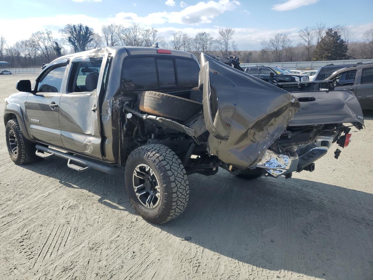2015 Toyota Tacoma VIN 3TMLU4EN1FM189308 Copart auction photo, rear end / side damage thumbnail 2