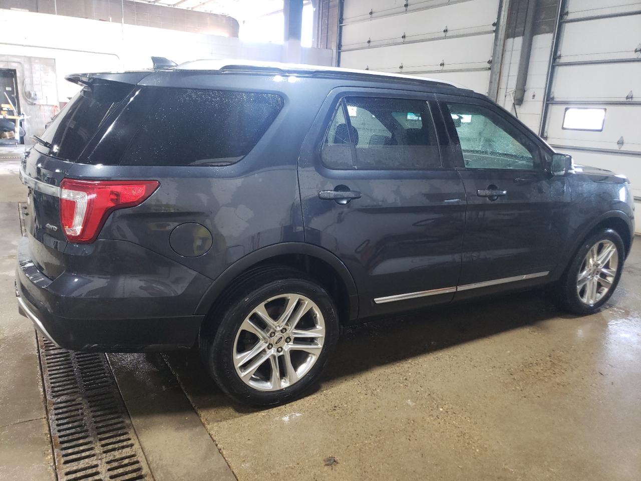 2017 Ford Explorer VIN 1FM5K8D8XHGB29019 Copart auction photo, front end / side damage thumbnail 3