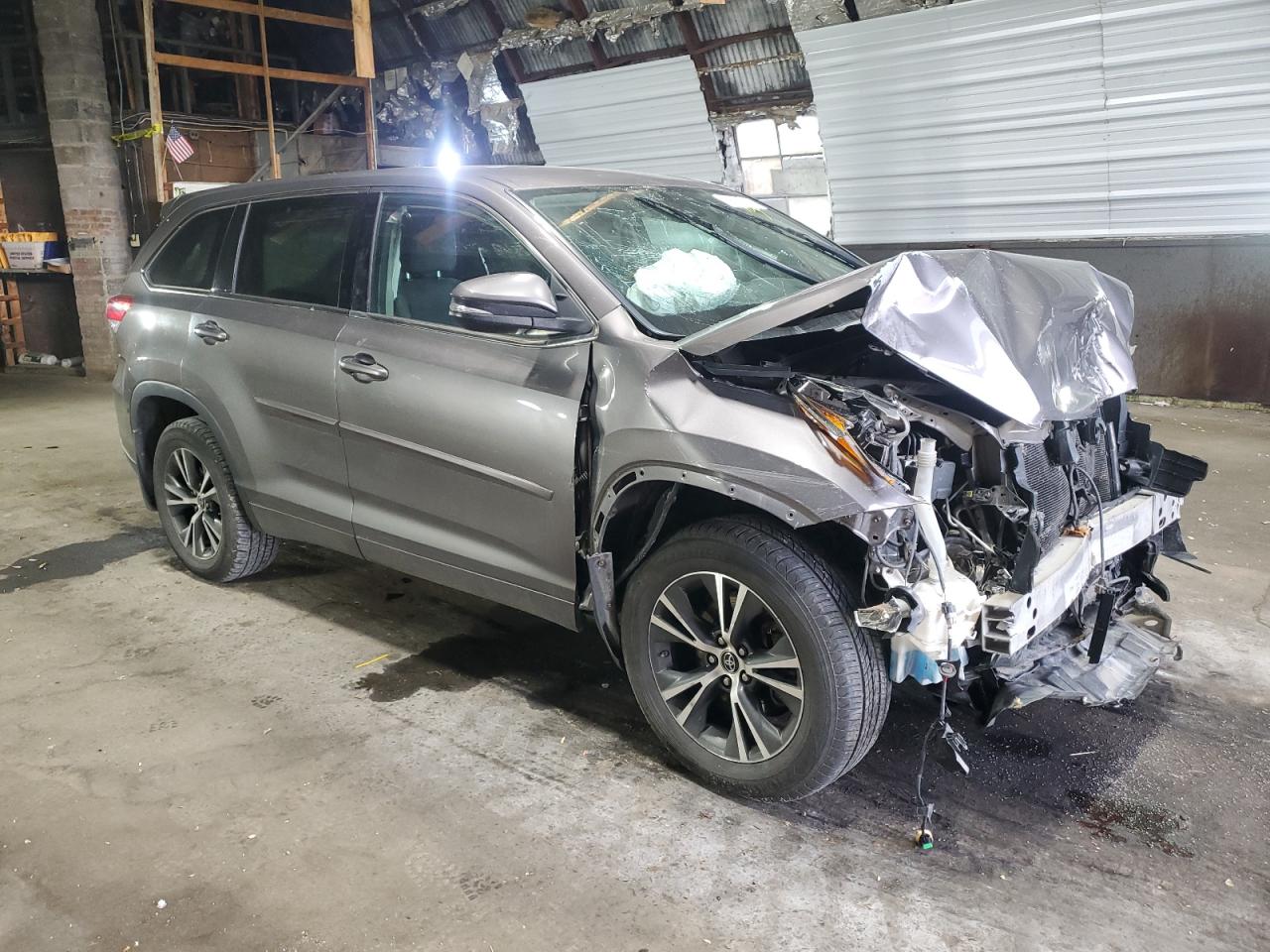 2017 Toyota Highlander VIN 5TDBZRFH2HS423056 Copart auction photo, front end damage thumbnail 4