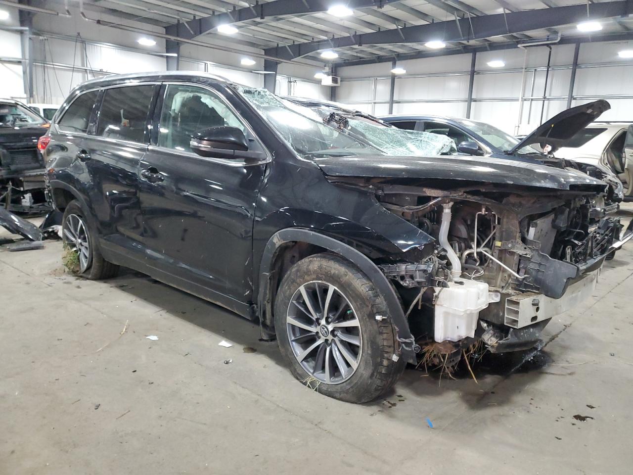2019 Toyota Highlander VIN 5TDJZRFH3KS733994 Copart auction photo, rollover damage thumbnail 4