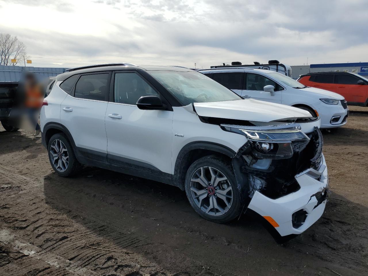 2021 KIA Seltos VIN KNDEUCA25M7057612 Copart auction photo, front end damage thumbnail 4