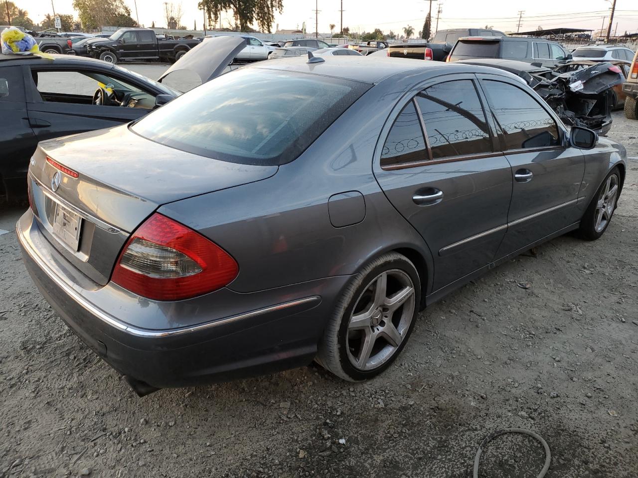 2009 Mercedes-Benz E-klasse VIN WDBUF56X39B420532 Copart auction photo, minor dent/scratches damage thumbnail 3