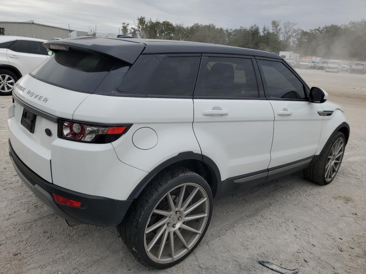 2015 Land Rover Range Rover VIN SALVN2BG7FH013389 Copart auction photo, minor dent/scratches damage thumbnail 3