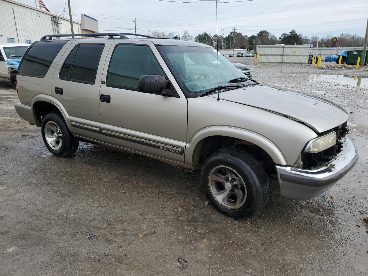 2001 Chevrolet Blazer VIN 1GNCS13W012128782 Copart auction photo, front end / side damage thumbnail 4