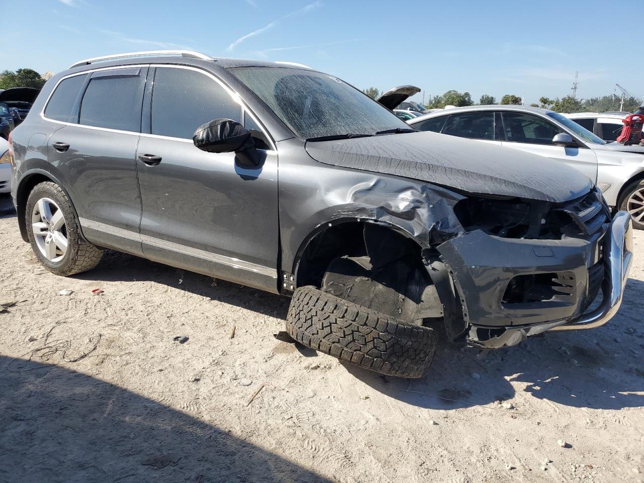 2014 Volkswagen Touareg VIN WVGEF9BPXED014860 Copart auction photo, front end / undercarriage damage thumbnail 4