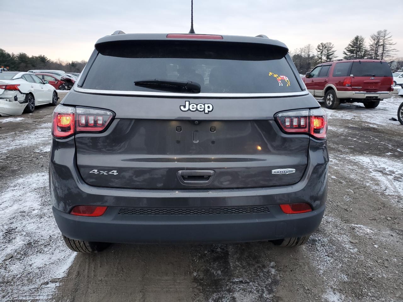 2019 Jeep Compass VIN 3C4NJDBB7KT670482 Copart auction photo, side / minor dent/scratches damage thumbnail 6