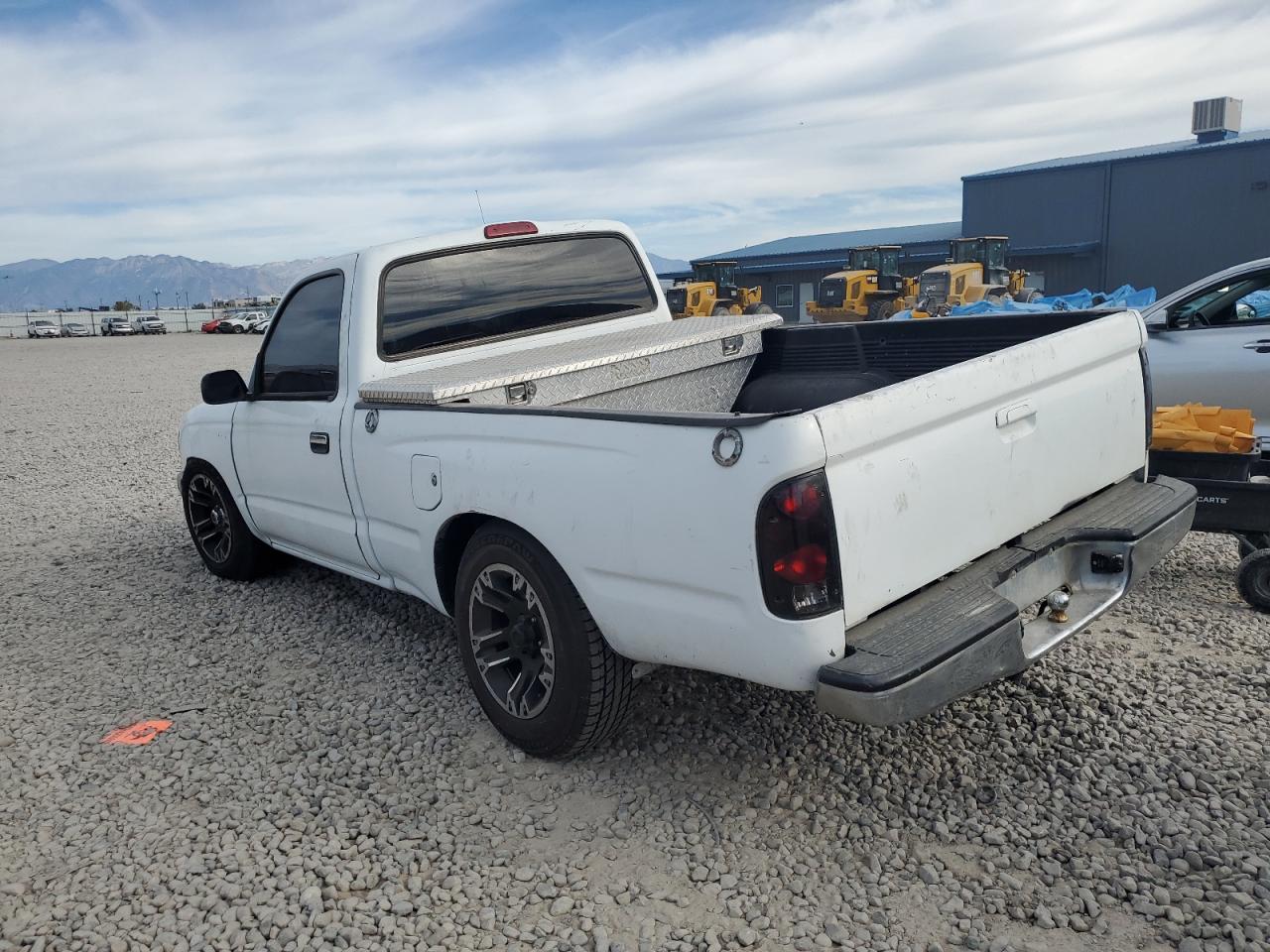 1998 Toyota Tacoma VIN 4TANL42N7WZ092320 Copart auction photo, minor dent/scratches damage thumbnail 2