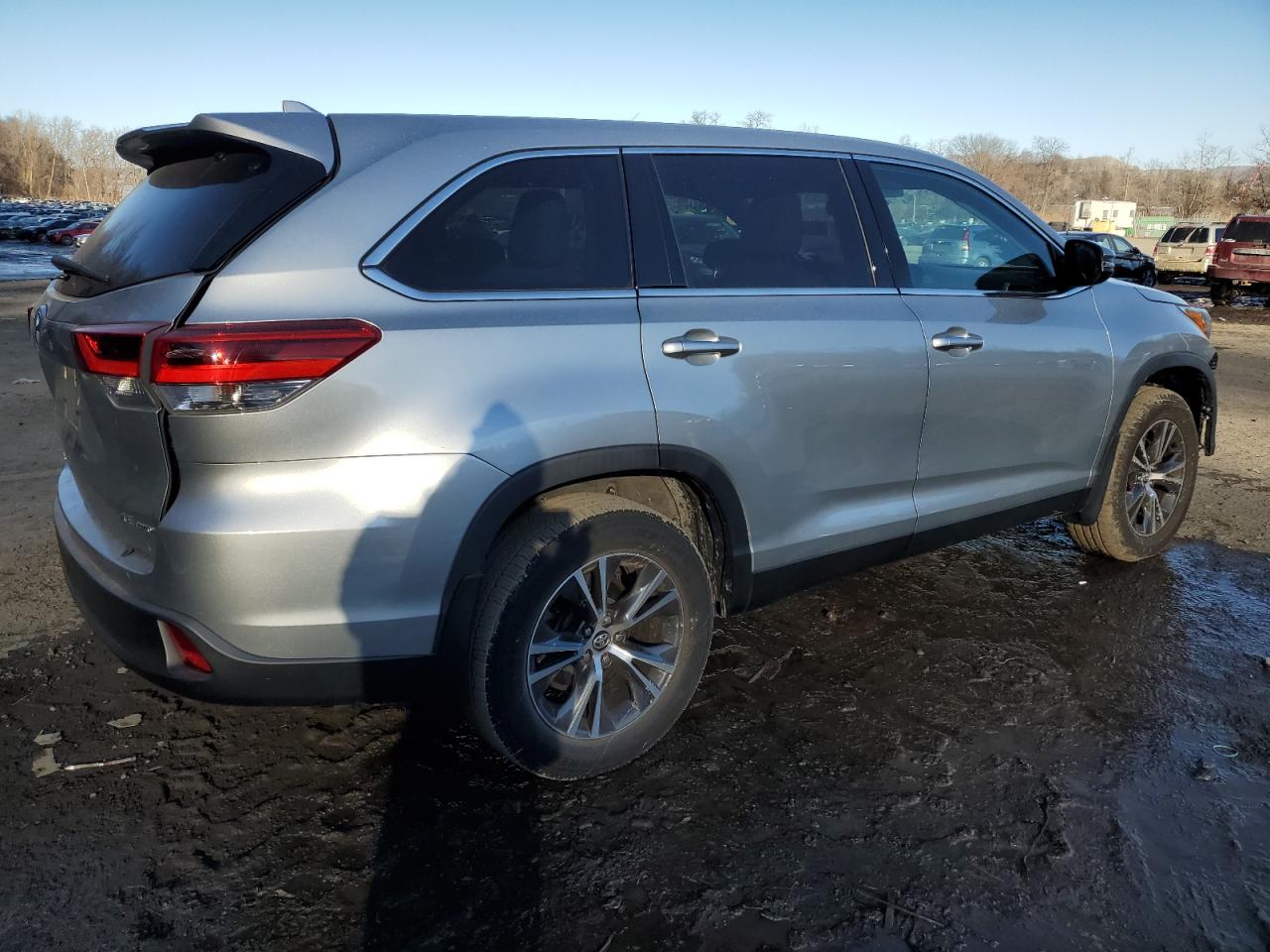 2019 Toyota Highlander VIN 5TDBZRFH4KS982826 Copart auction photo, front end / minor dent/scratches damage thumbnail 3