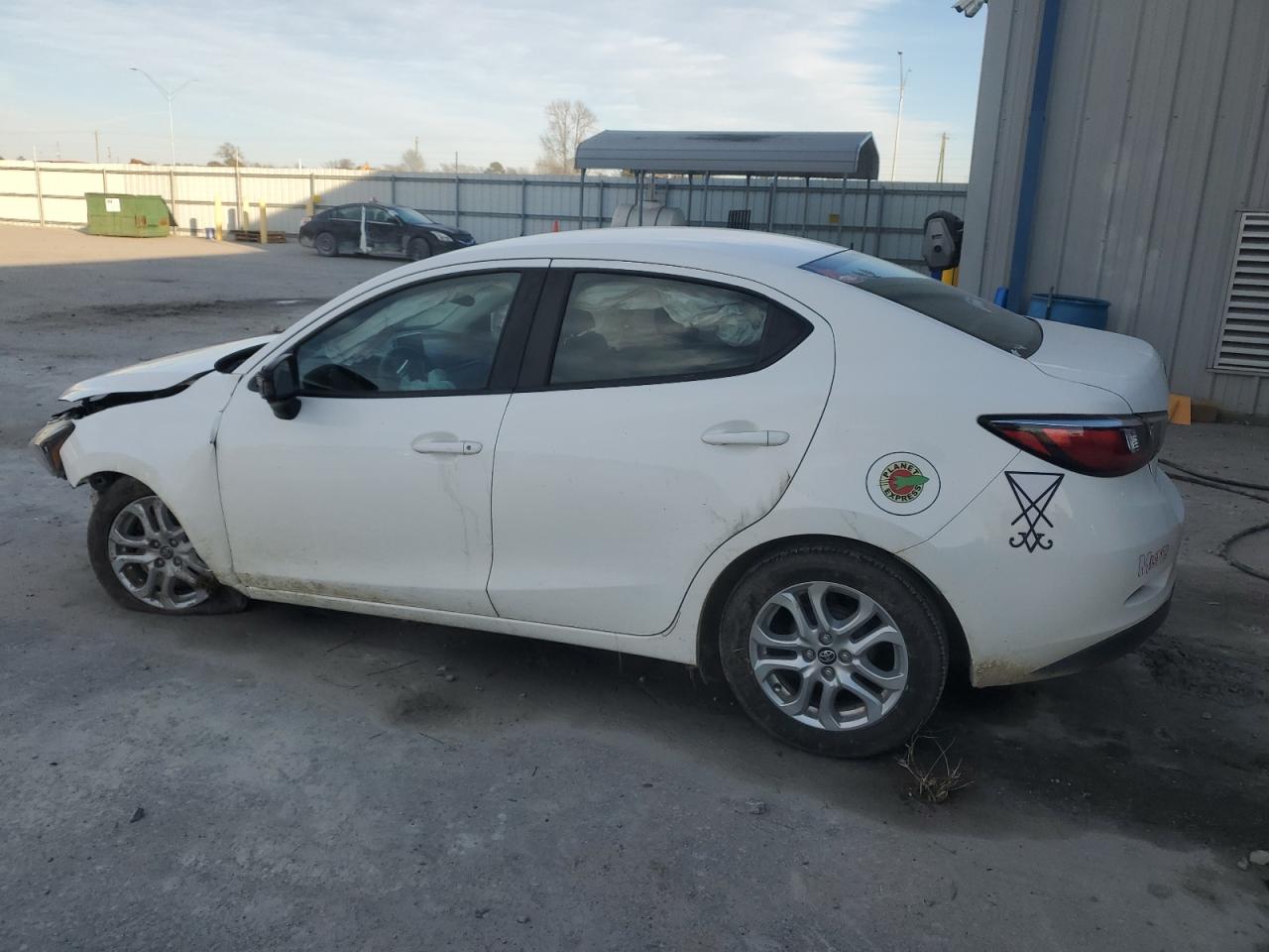 2017 Toyota Yaris VIN 3MYDLBYV2HY164308 Copart auction photo, front end / side damage thumbnail 2