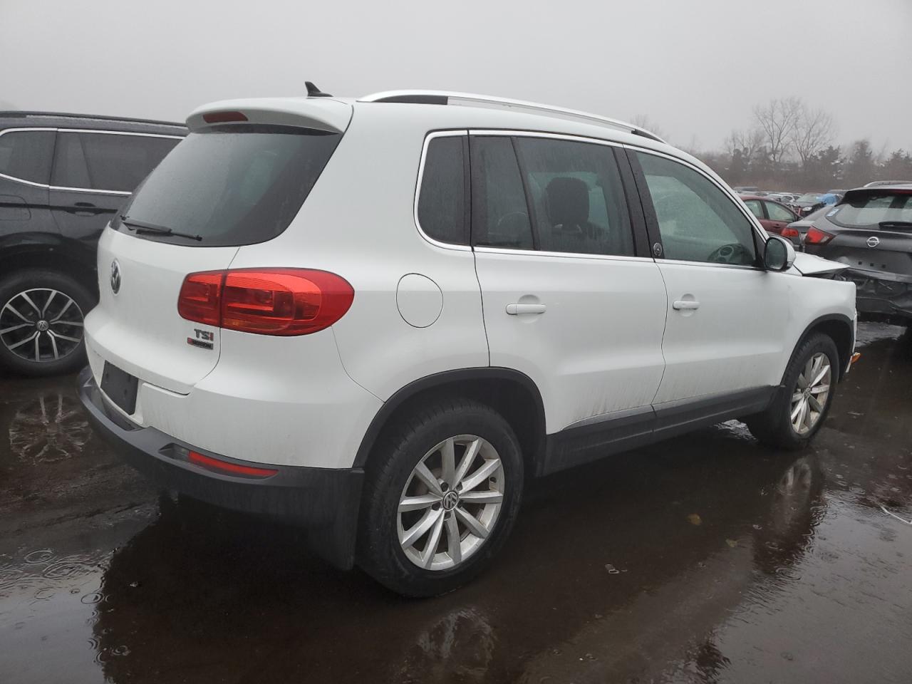 2017 Volkswagen Tiguan VIN WVGSV7AX2HW511745 Copart auction photo, front end damage thumbnail 3