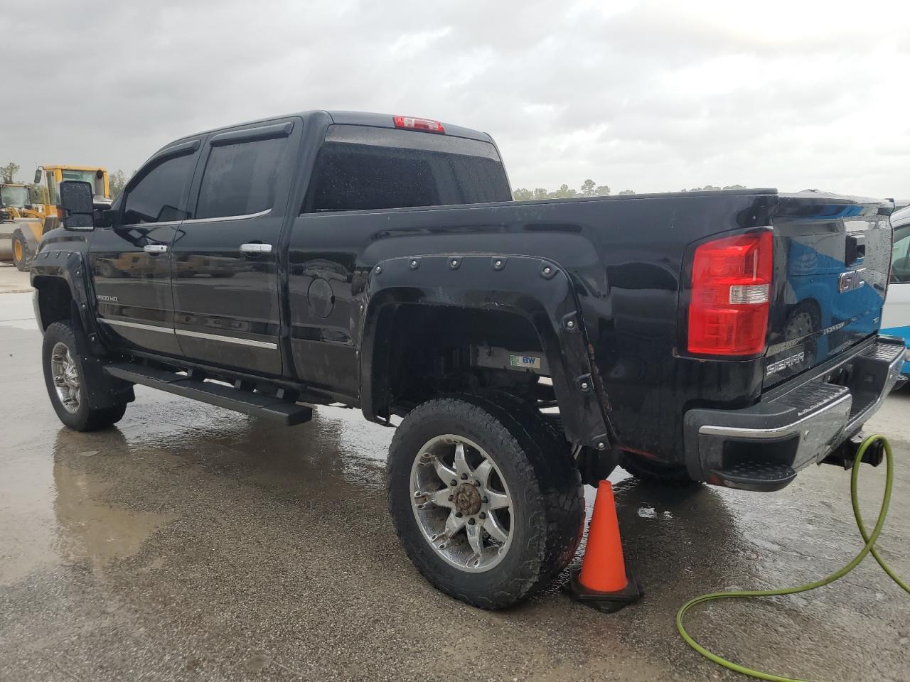 2015 GMC Sierra VIN 1GT423C83FF602881 Copart auction photo, normal wear / minor dent/scratches damage thumbnail 2