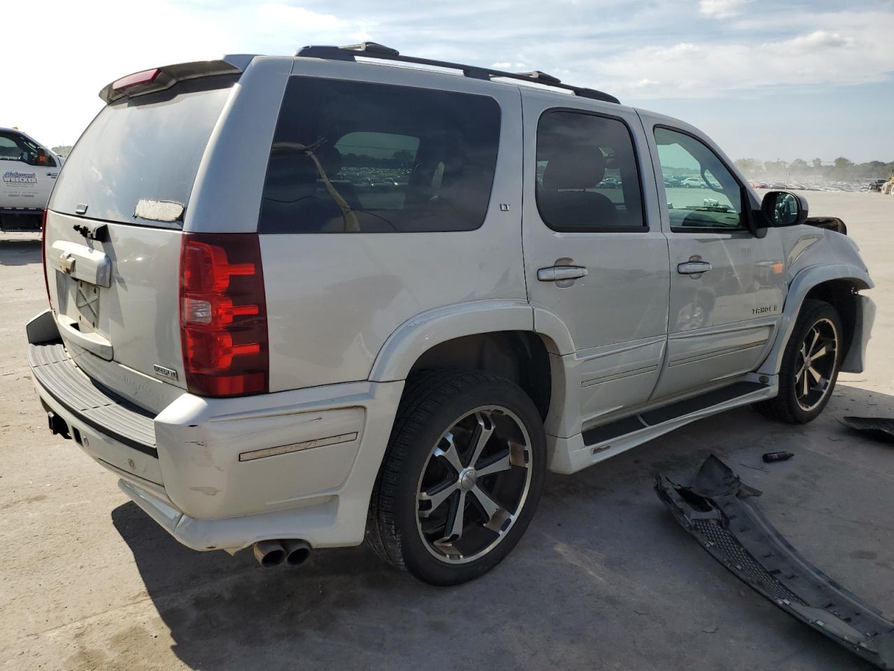 2008 Chevrolet Tahoe VIN 1GNFK13048R202215 Copart auction photo, front end / minor dent/scratches damage thumbnail 3