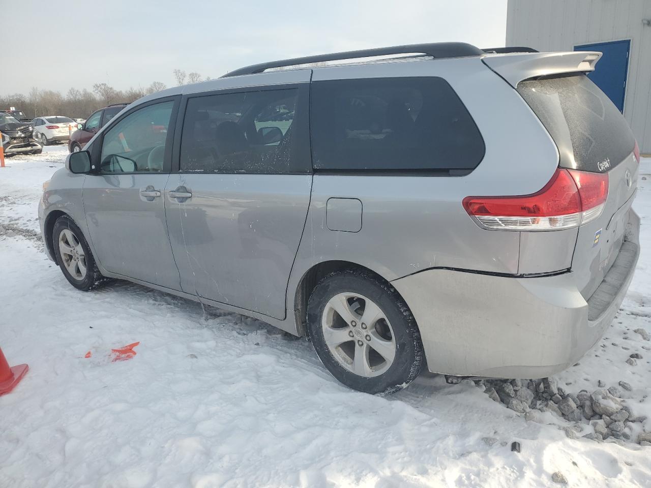 2011 Toyota Sienna VIN 5TDKK3DC2BS064095 Copart auction photo, minor dent/scratches damage thumbnail 2