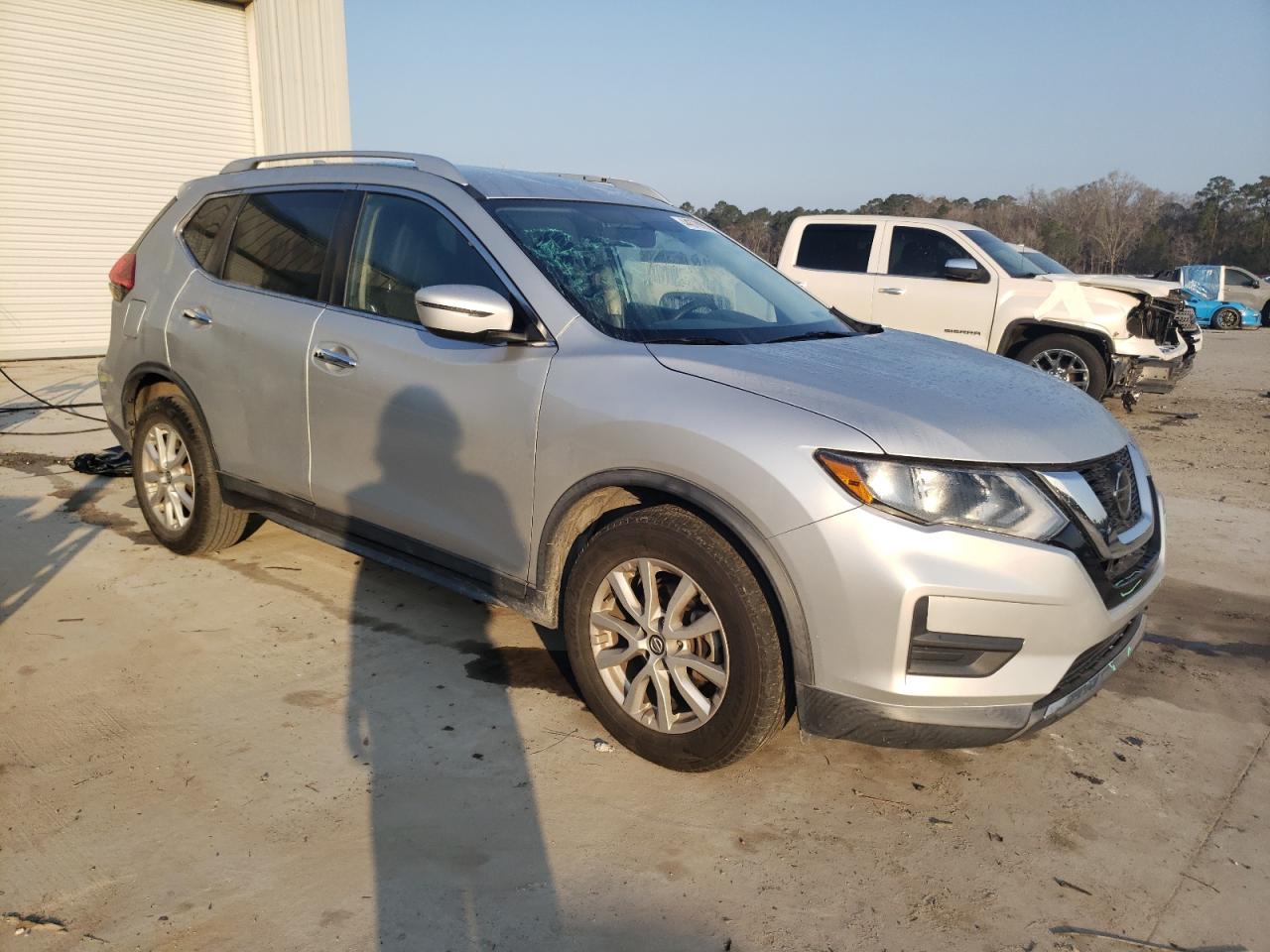 2018 Nissan Rogue VIN KNMAT2MT2JP606940 Copart auction photo, front end / side damage thumbnail 4