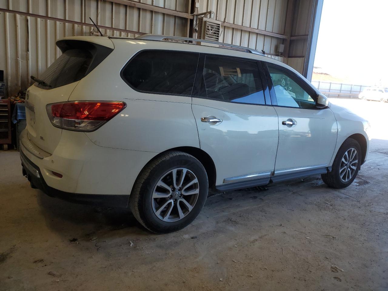 2014 Nissan Pathfinder VIN 5N1AR2MN1EC644782 Copart auction photo, front end / minor dent/scratches damage thumbnail 3