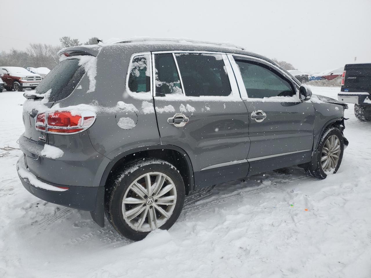 2016 Volkswagen Tiguan VIN WVGBV7AXXGW616936 Copart auction photo, front end damage thumbnail 3