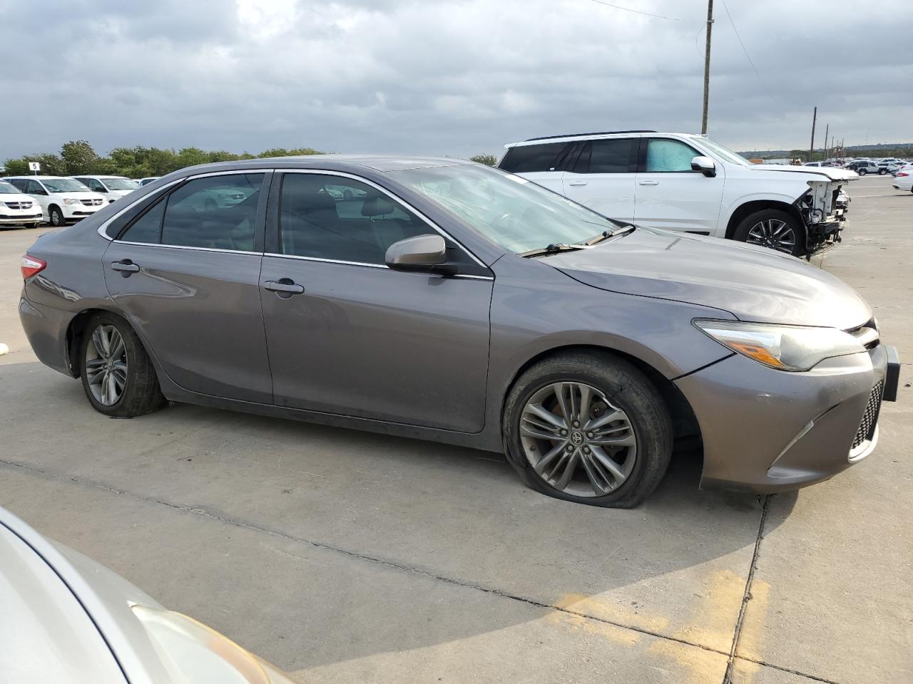 2017 Toyota Camry VIN 4T1BF1FK7HU332233 Copart auction photo, side / front end damage thumbnail 4