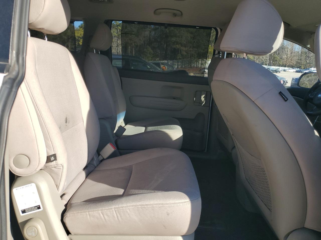 2016 KIA Sedona VIN KNDMB5C18G6173866 Copart auction photo, rear end damage thumbnail 11