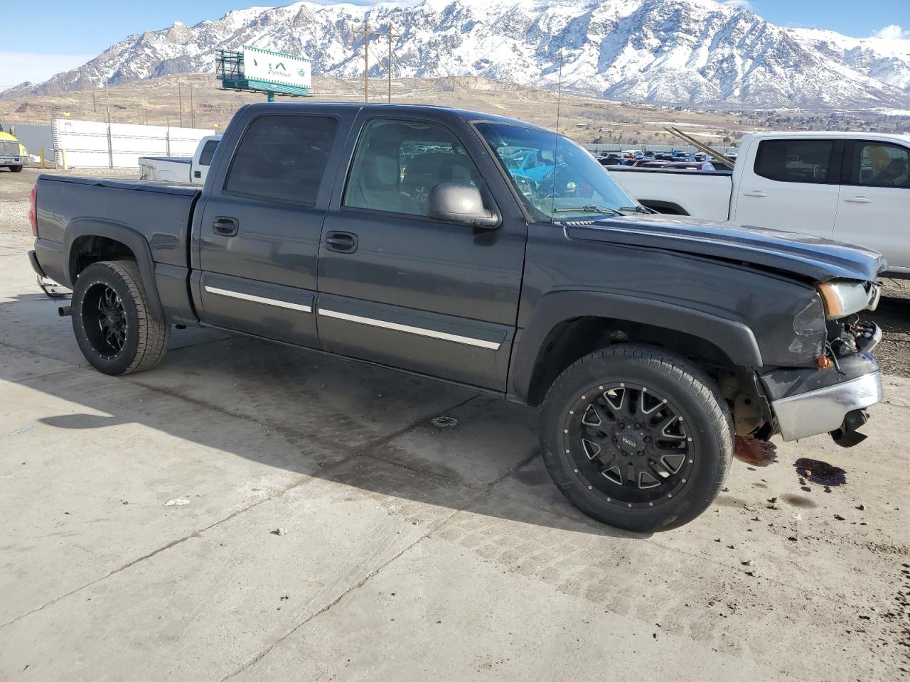 2005 Chevrolet Silverado VIN 2GCEK13TX51209303 Copart auction photo, front end / side damage thumbnail 4
