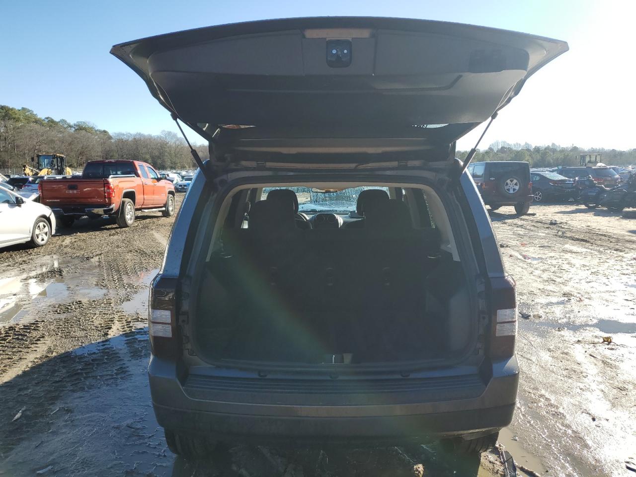 2017 Jeep Liberty (Patriot) VIN 1C4NJRBB0HD179277 Copart auction photo, front end / minor dent/scratches damage thumbnail 6