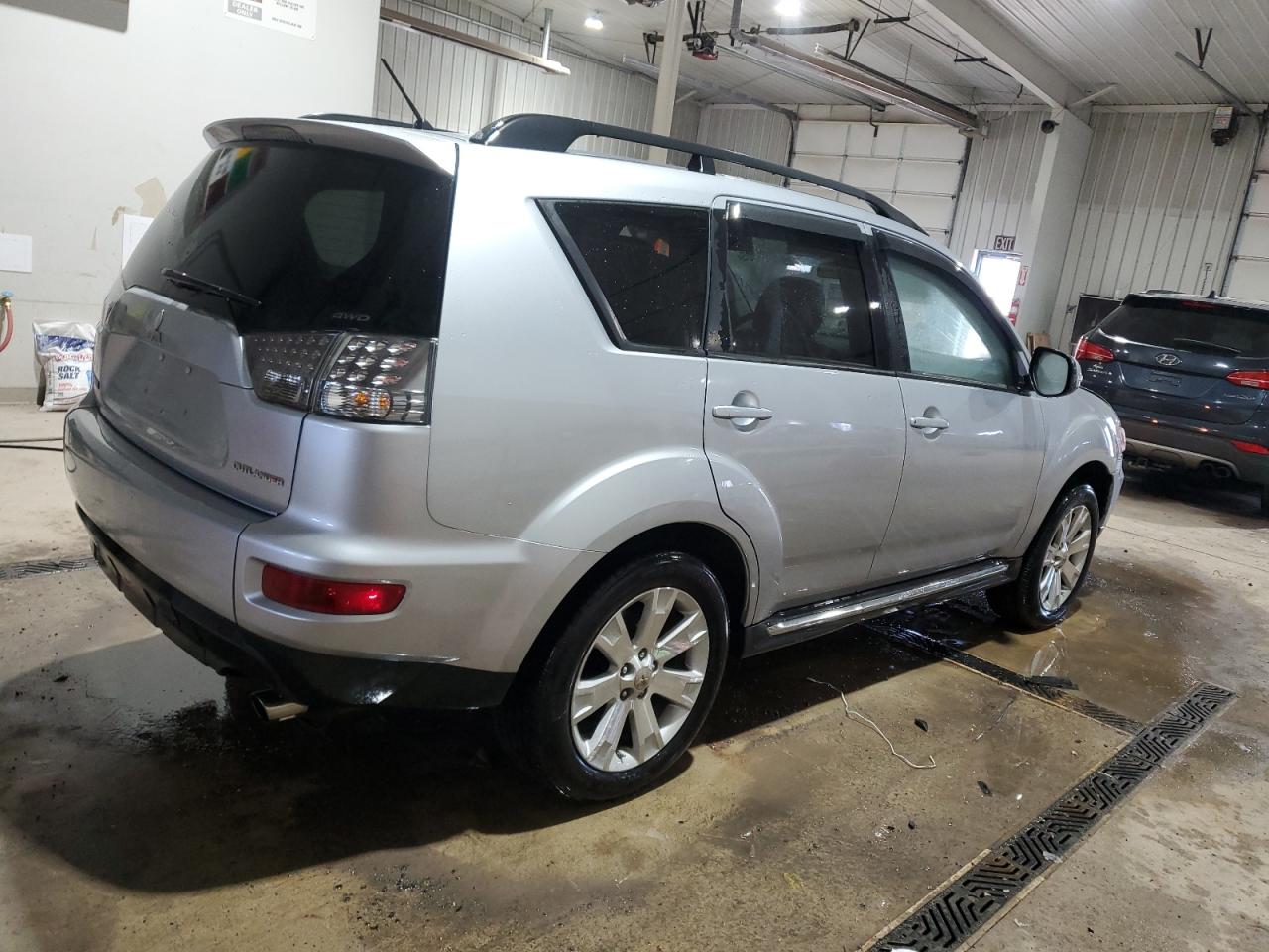 2011 Mitsubishi Outlander VIN JA4JT3AW7BU015066 Copart auction photo, front end damage thumbnail 3