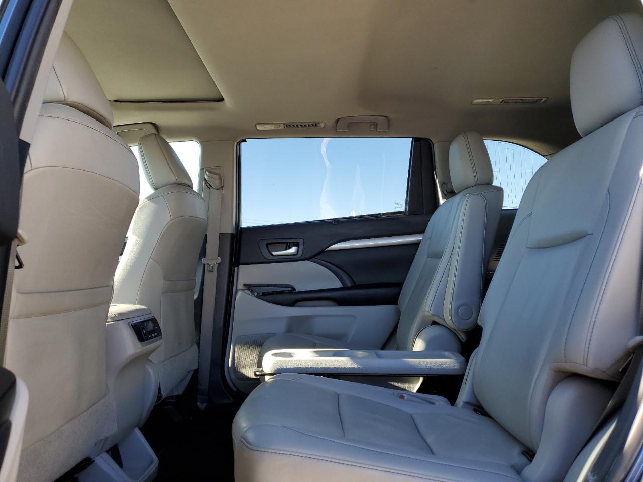 2019 Toyota Highlander VIN 5TDJZRFHXKS744149 Copart auction photo, side damage thumbnail 12