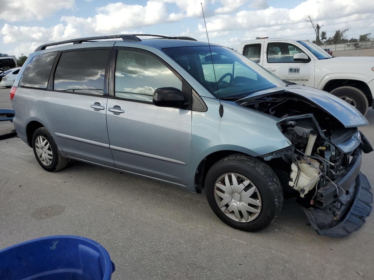 2009 Toyota Sienna VIN 5TDZK23C49S246207 Copart auction photo, front end / minor dent/scratches damage thumbnail 4