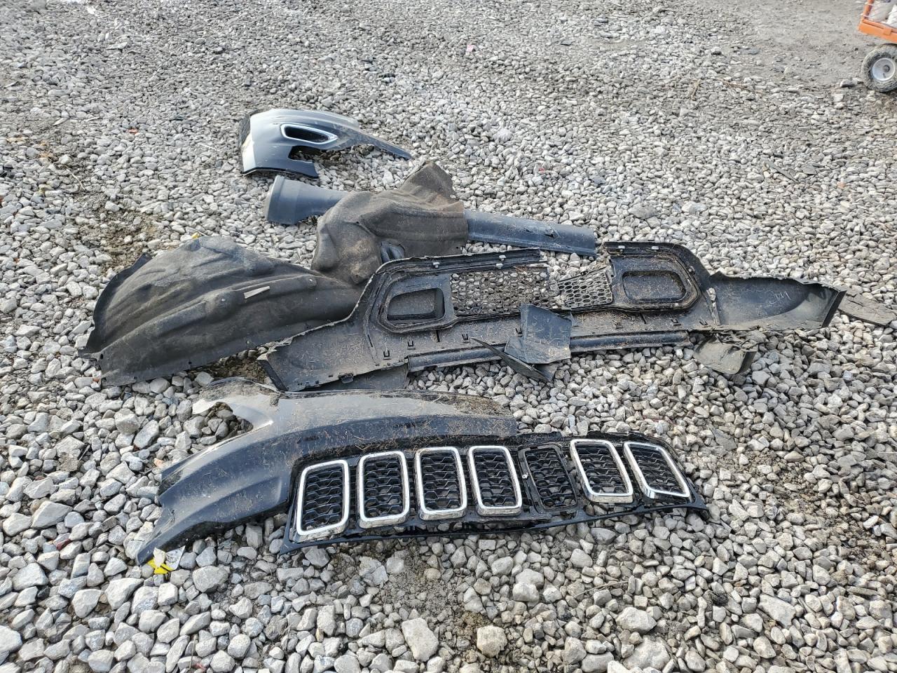 2018 Jeep Grand Cherokee VIN 1C4RJFAG0JC104328 Copart auction photo, all over / undercarriage damage thumbnail 15