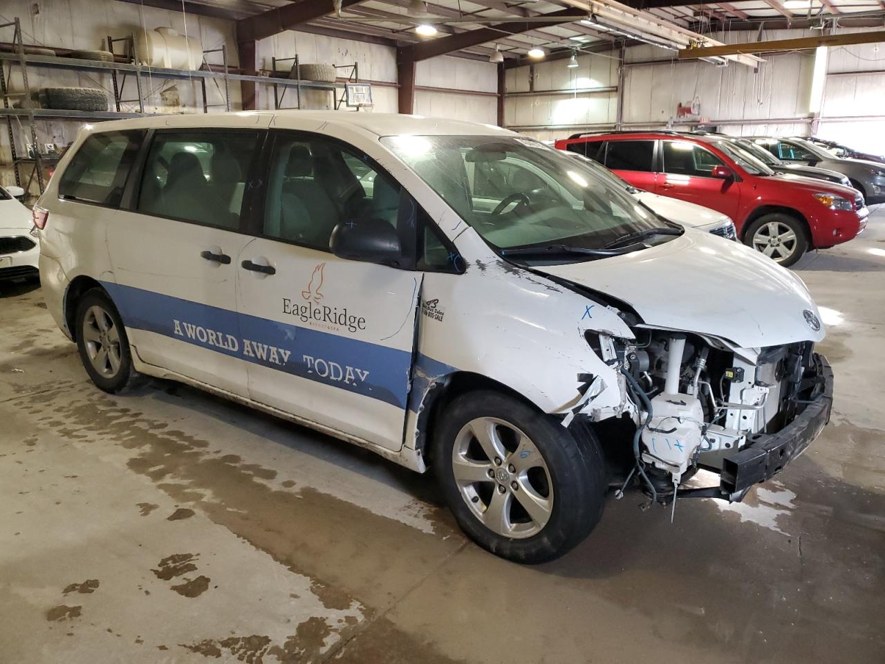 2015 Toyota Sienna VIN 5TDZK3DC0FS597860 Copart auction photo, front end / minor dent/scratches damage thumbnail 4