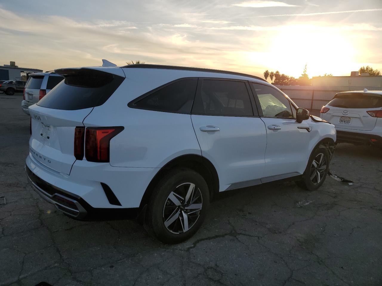 2022 KIA Sorento VIN 5XYRH4LF2NG140124 Copart auction photo, front end damage thumbnail 3