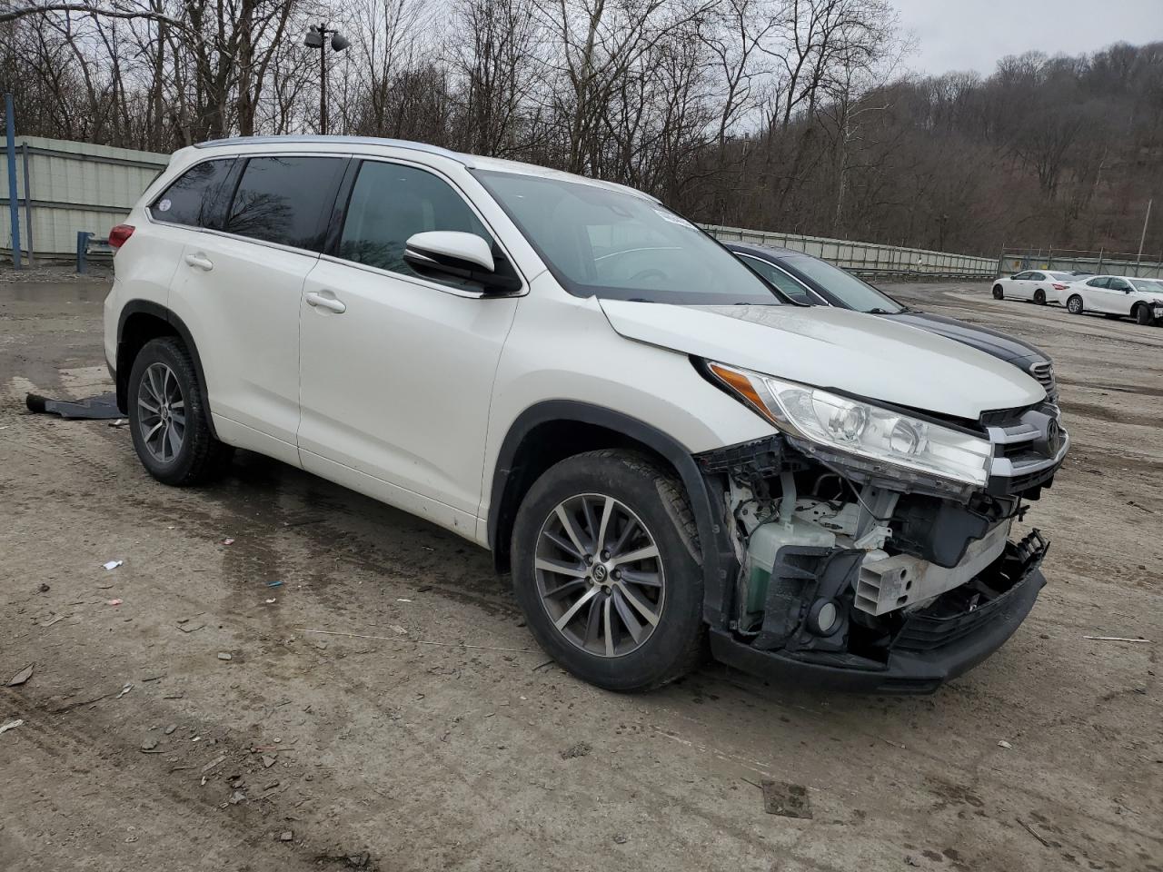 2017 Toyota Highlander VIN 5TDJZRFH7HS517400 Copart auction photo, front end / side damage thumbnail 4