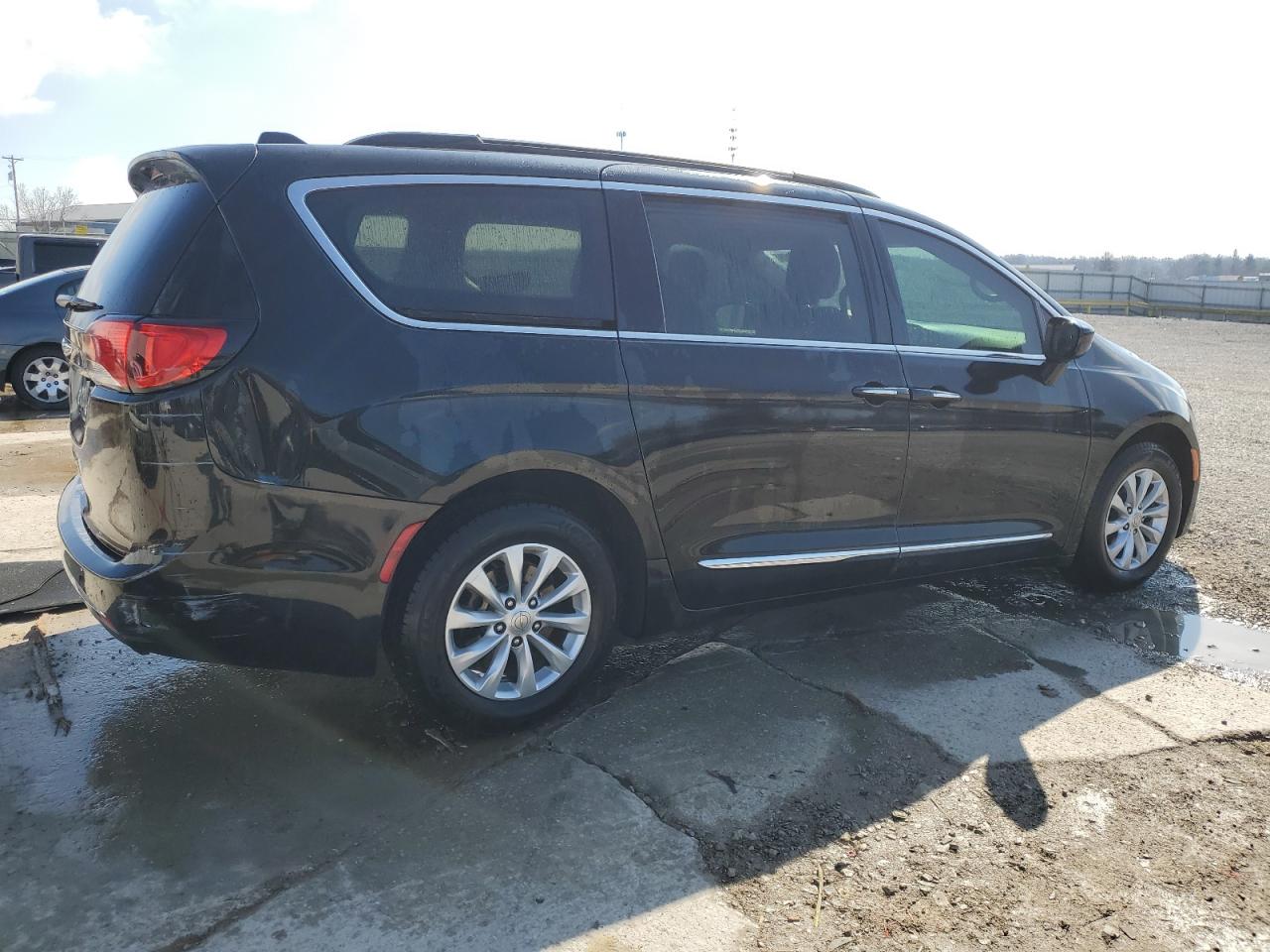 2017 Chrysler Pacifica VIN 2C4RC1BG4HR530262 Copart auction photo, side / rear end damage thumbnail 3