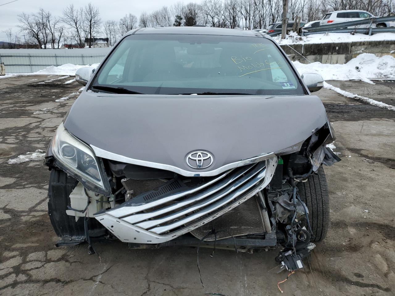 2015 Toyota Sienna VIN 5TDDK3DC2FS118011 Copart auction photo, front end / minor dent/scratches damage thumbnail 5