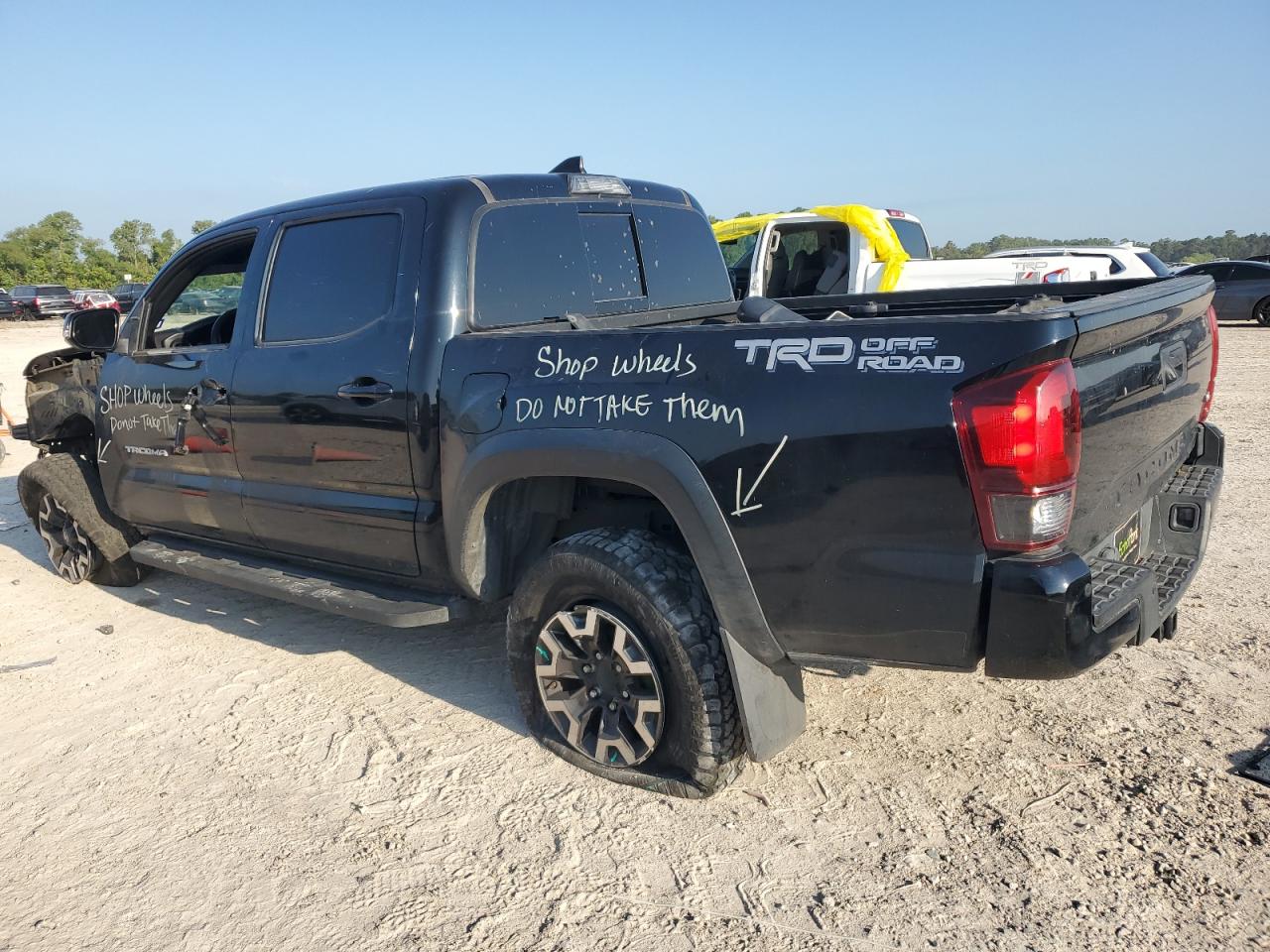 2018 Toyota Tacoma VIN 3TMAZ5CN4JM057122 Copart auction photo, front end damage thumbnail 2