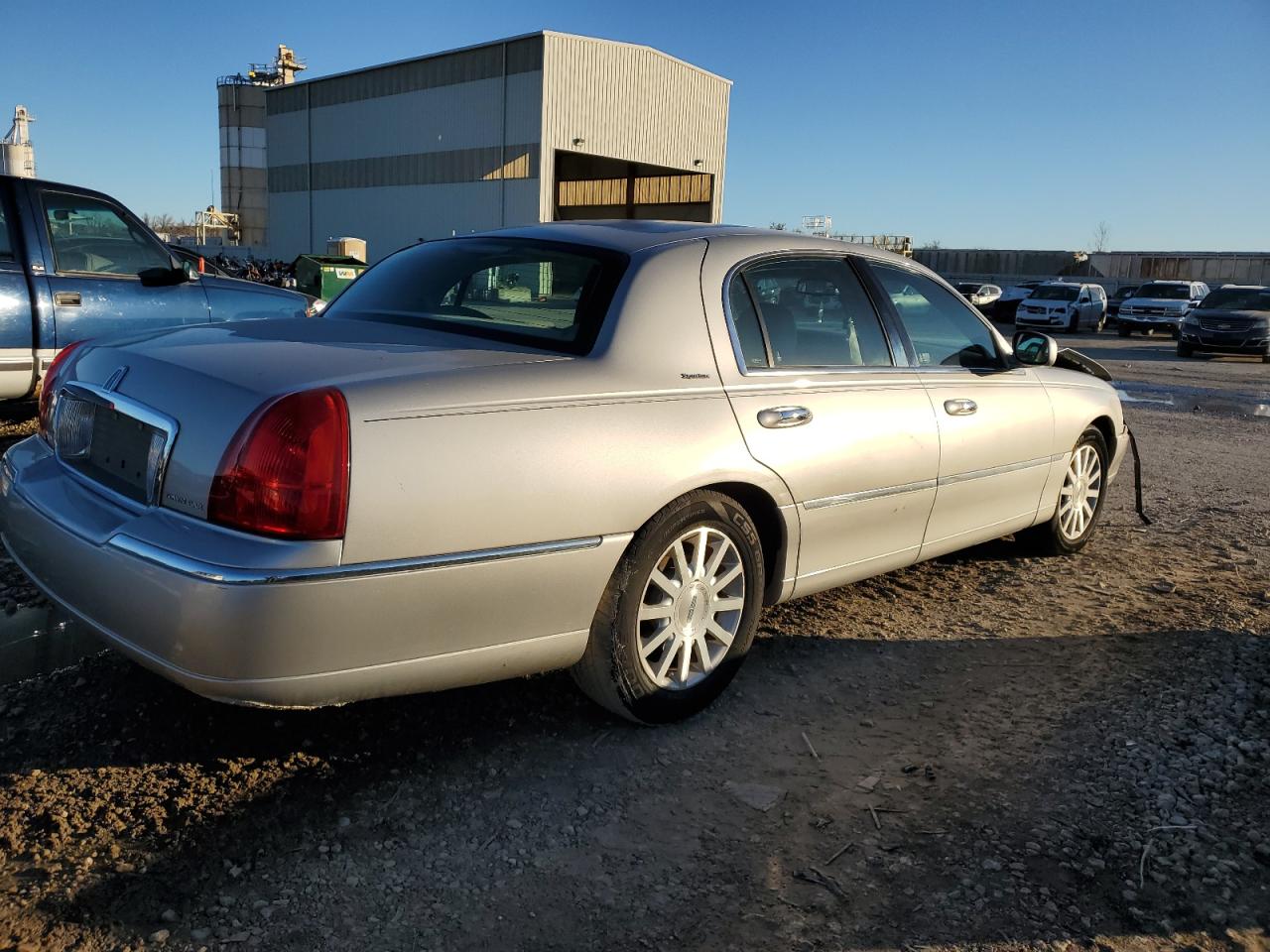 2007 Lincoln Town Car VIN 1LNHM81V87Y607240 Copart auction photo, front end damage thumbnail 3